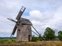 Alte steinerne Windmühle bei Ala